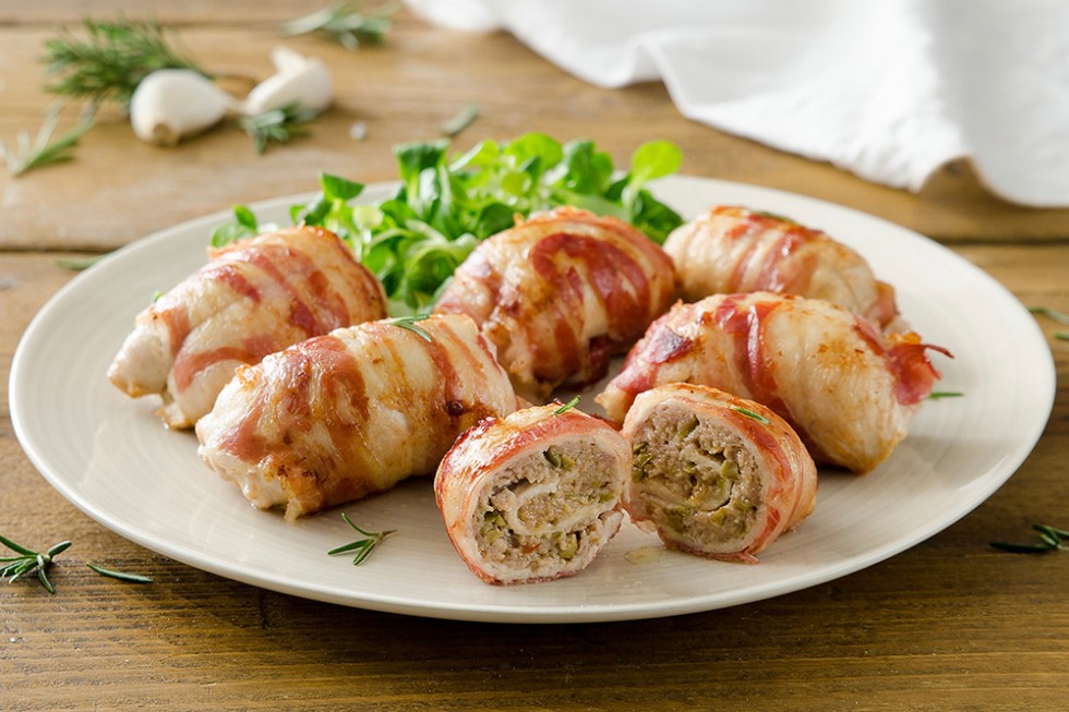 A plate of involtini with a side salad. CREDIT: https://www.cucchiaio.it